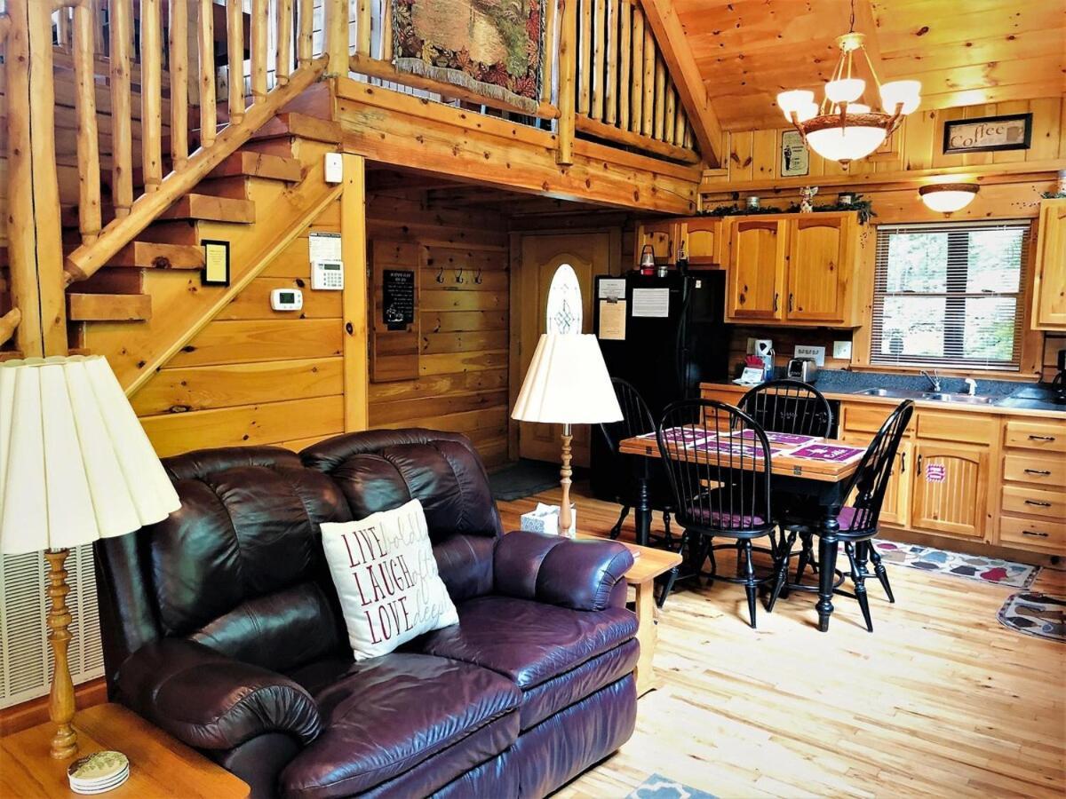 Mountain Joy -Private Treehouse Style Cabin That Sleeps 4-Free Tickets Гетлинбург Екстериор снимка