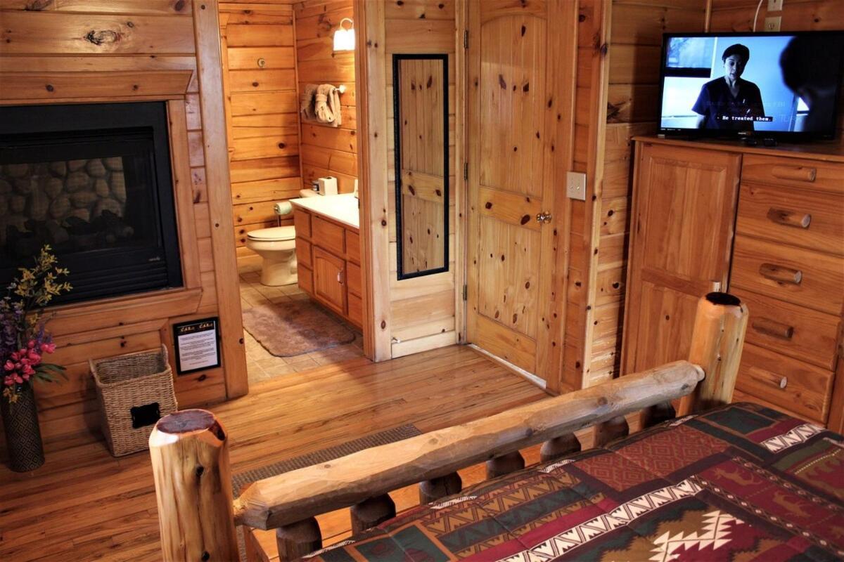 Mountain Joy -Private Treehouse Style Cabin That Sleeps 4-Free Tickets Гетлинбург Екстериор снимка