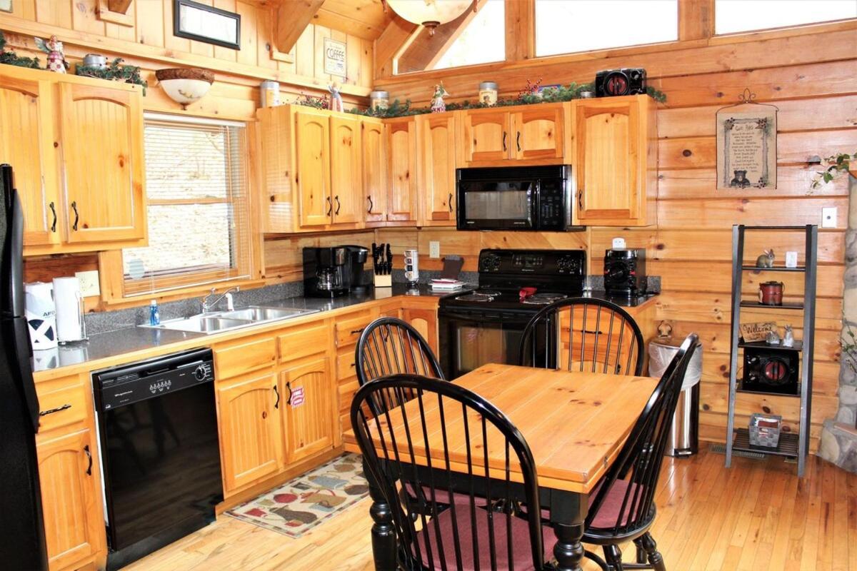 Mountain Joy -Private Treehouse Style Cabin That Sleeps 4-Free Tickets Гетлинбург Екстериор снимка