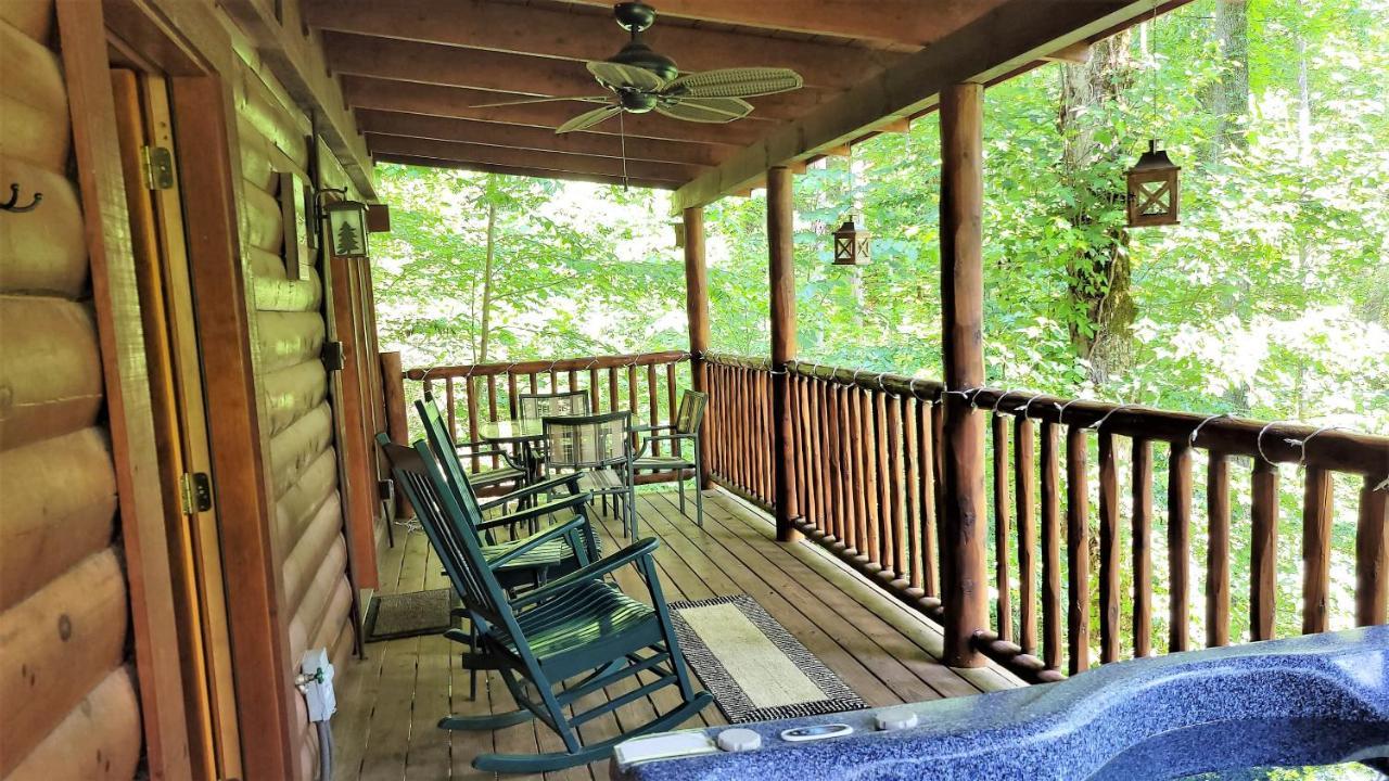 Mountain Joy -Private Treehouse Style Cabin That Sleeps 4-Free Tickets Гетлинбург Екстериор снимка